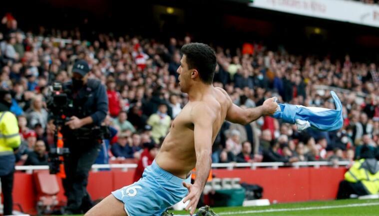 朱琳|禍不單行，曼城絕殺功臣滑跪慶祝，槍迷扔?xùn)|西回?fù)?，處罰可能來了