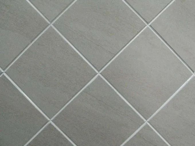 入住不到1个月瓷砖就脱落、开裂?原因竟是这2点!