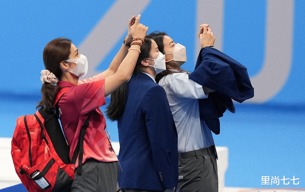 侯震|霍启刚“放养”带娃，儿子玩滑板晒黢黑，女儿鸡窝头暴露爸爸手艺