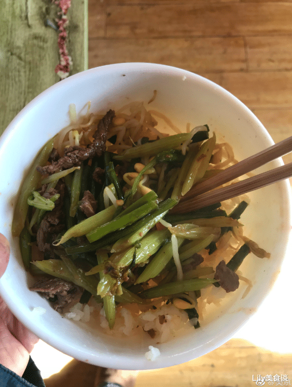 吴京|吴京晒剧组伙食火了，简单又管饱，忍不住点赞，网友：太接地气了