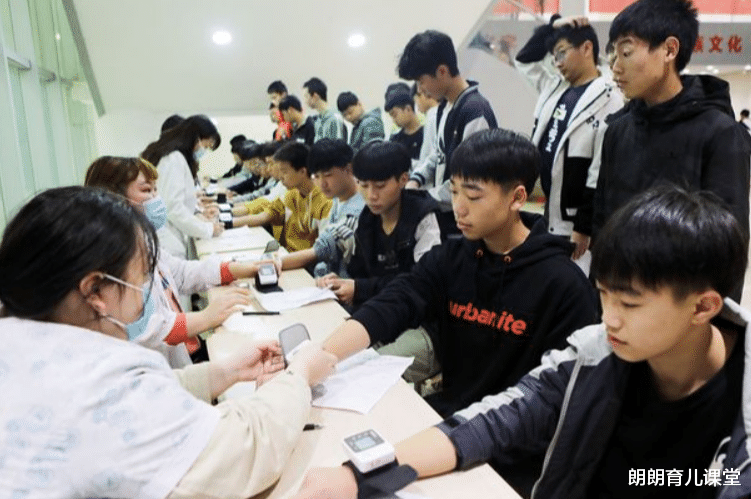 朗朗育儿课堂|教育部传来好消息，3类大学生可直接上岗，“免试录用”为公务员