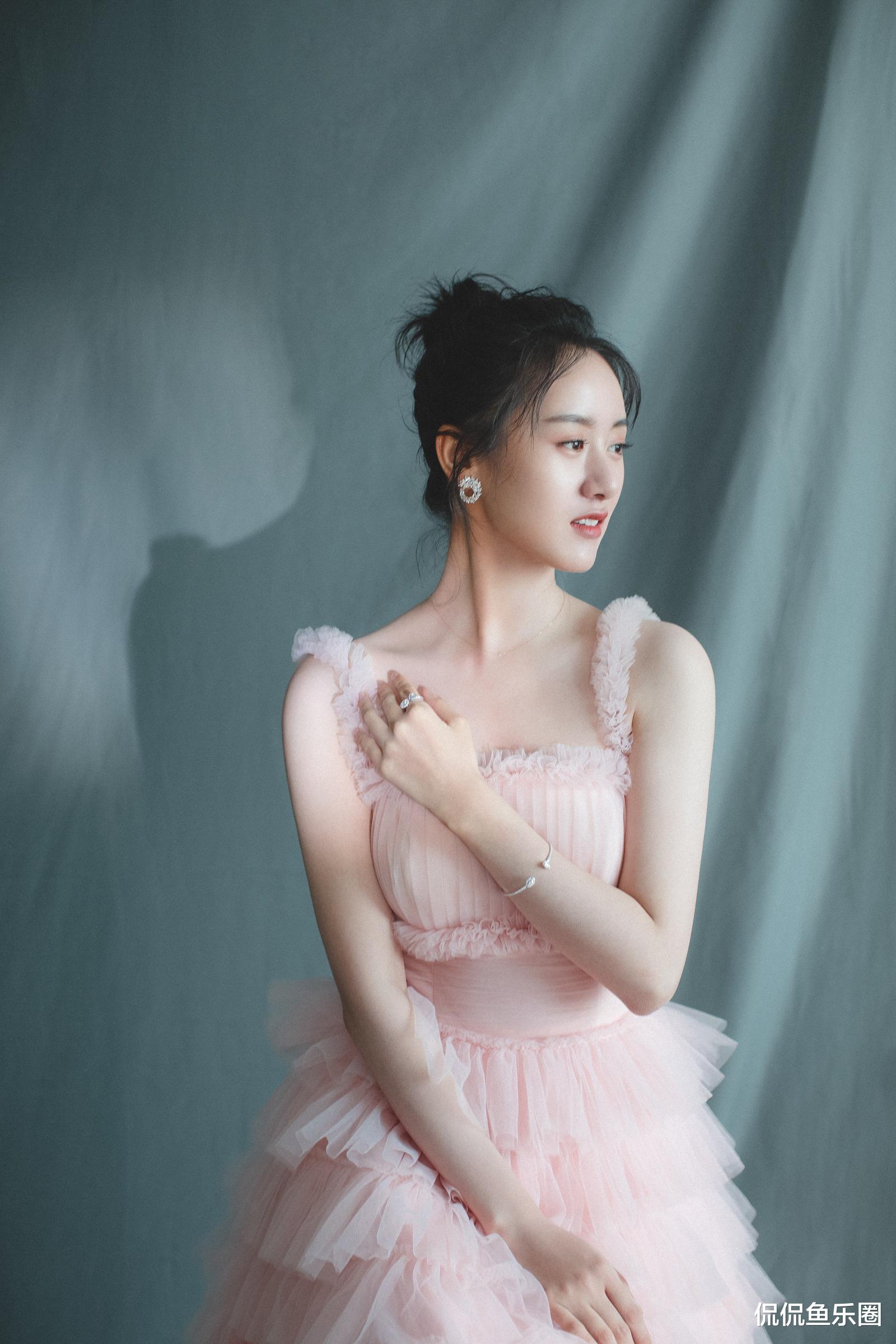袁冰妍|28岁袁冰妍，清新脱俗气质甜美，清纯中透着性感魅力