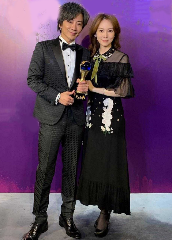 美人哒|孙耀威小8岁妻子真有气质，穿衬衫裙优雅高级，气质不输当红小花