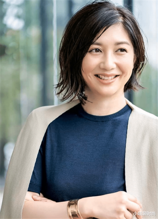发型 会烫发才不显老！给40岁以上女人的发型建议：色浅、卷大、齐肩！