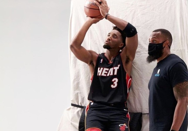 米切尔|NBA球星75周年模仿秀！杜兰特披上马刺44号球衣，米切尔变闪电侠