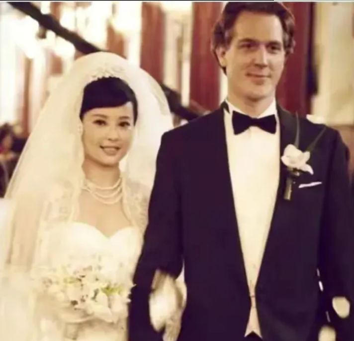 袁立|拒绝陆毅，还被邓婕吃醋扇耳光，袁立痴恋12年金融才俊为何不婚？