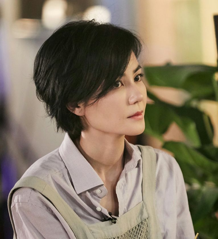女孩 王菲真不适合化浓妆，没有“高级感”还显得有些俗气，看着不太美