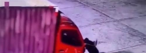 范上官|厦门男子停车忘拉手刹撞死自己，家属索赔107万，法院判决申正义