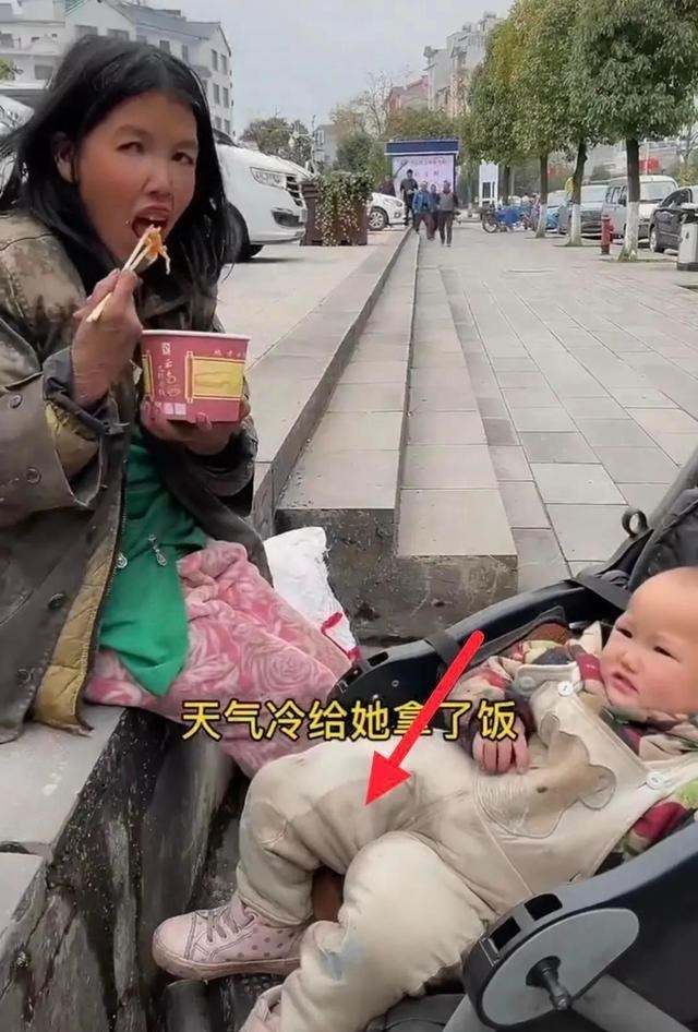寒风中,云南曲靖残疾女子带幼儿流浪街头,孩子裤子湿了都没换