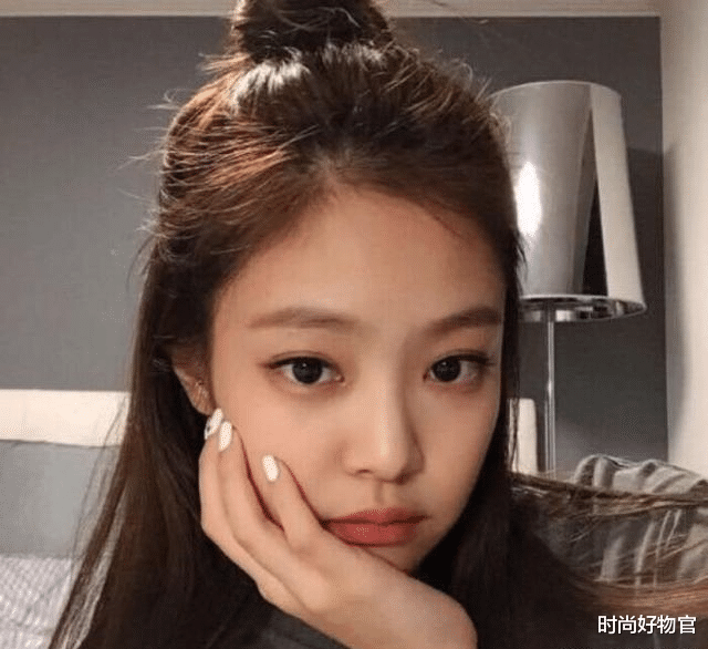 时尚好物官|林允儿不愧是“绝世美颜”，出道12年一直美，生图下皮肤吹弹可破