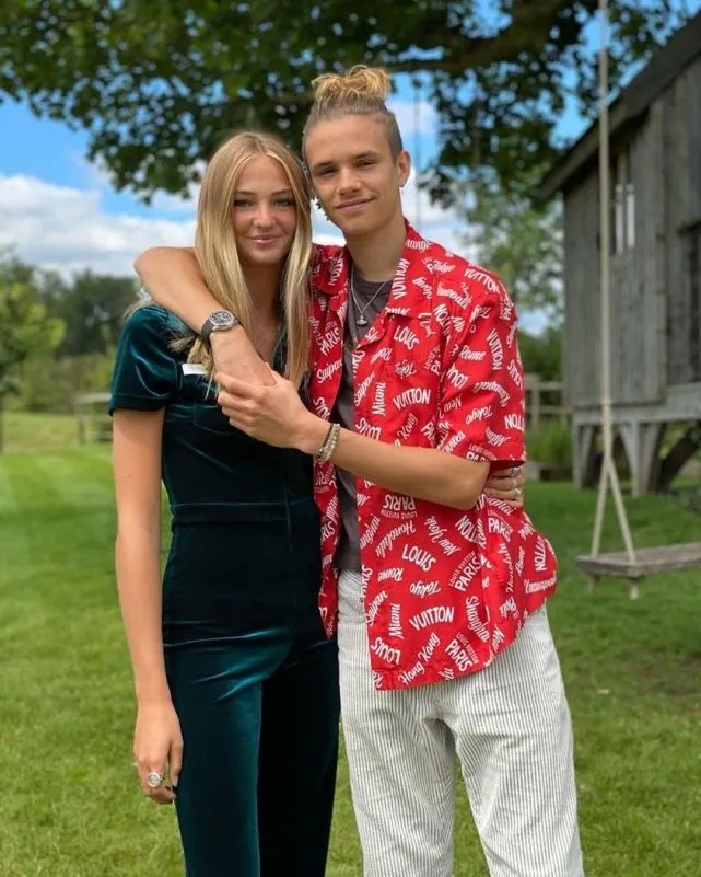 维多利亚·贝克汉姆|贝克汉姆二公子18岁女友不低调！穿镂空黑裙闪耀亮相，不输准大嫂