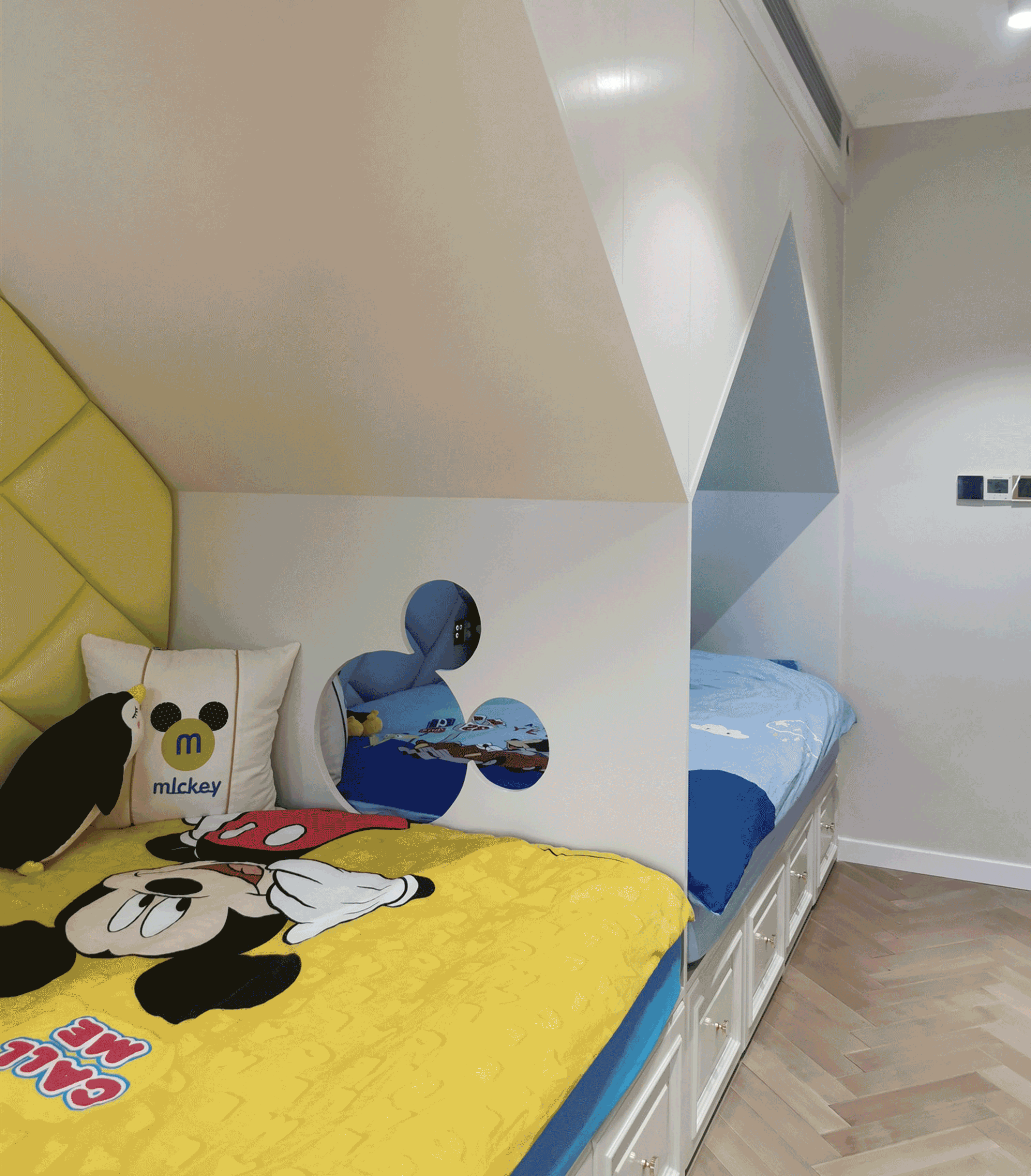 二胎家庭早淘汰上下铺了,13㎡塞2张床打满柜体,瞬间多出10平收纳!