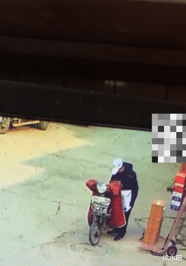 实拍:保定一老大爷监控底下偷东西