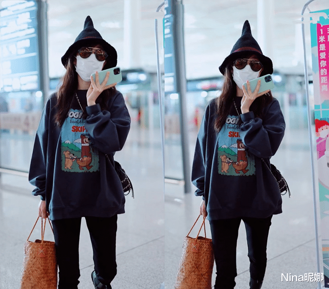 Nina昵娜 张静初终于高调，穿卫衣紧身裤在机场秀身材，头戴万圣节女巫帽抢镜