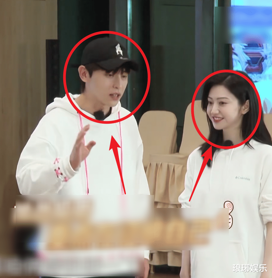 景甜|景甜抱着邓伦玩游戏，手部摆放位置却亮了，真实性情如何很显然