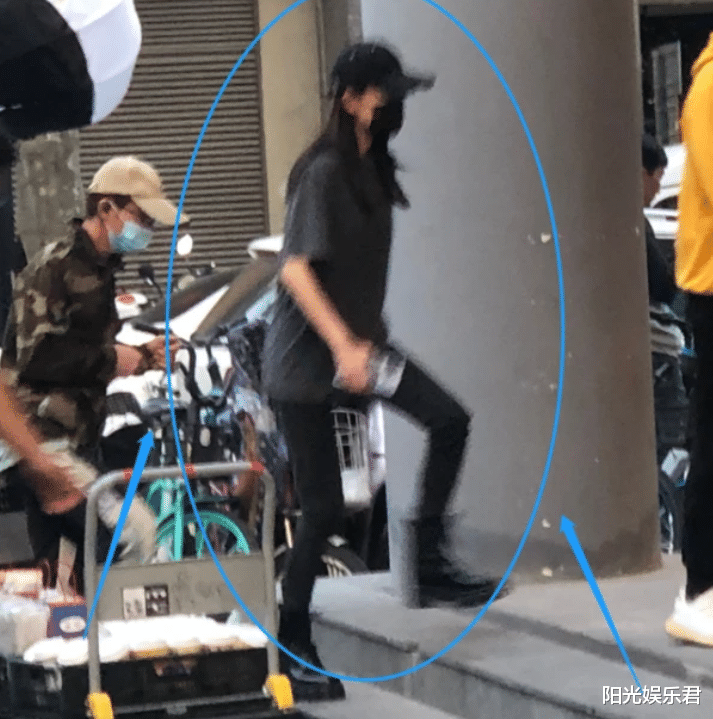 张亮|谁红跟谁玩？张小斐私下悄悄探班杨幂，两人关系不言而明