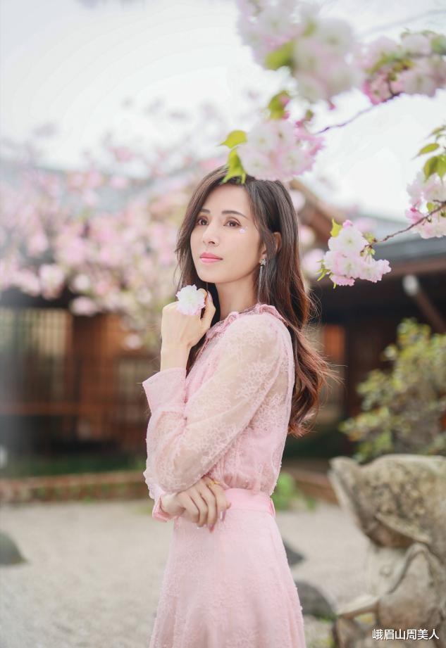 峨眉山周美人|李若彤身材太不真实，暗黑皮裙配宽檐帽好摩登，腰如细柳不堪一握