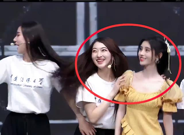 鞠婧祎|鞠婧祎和漂亮校花同台，离开百万修图师后，这颜值差是认真的？