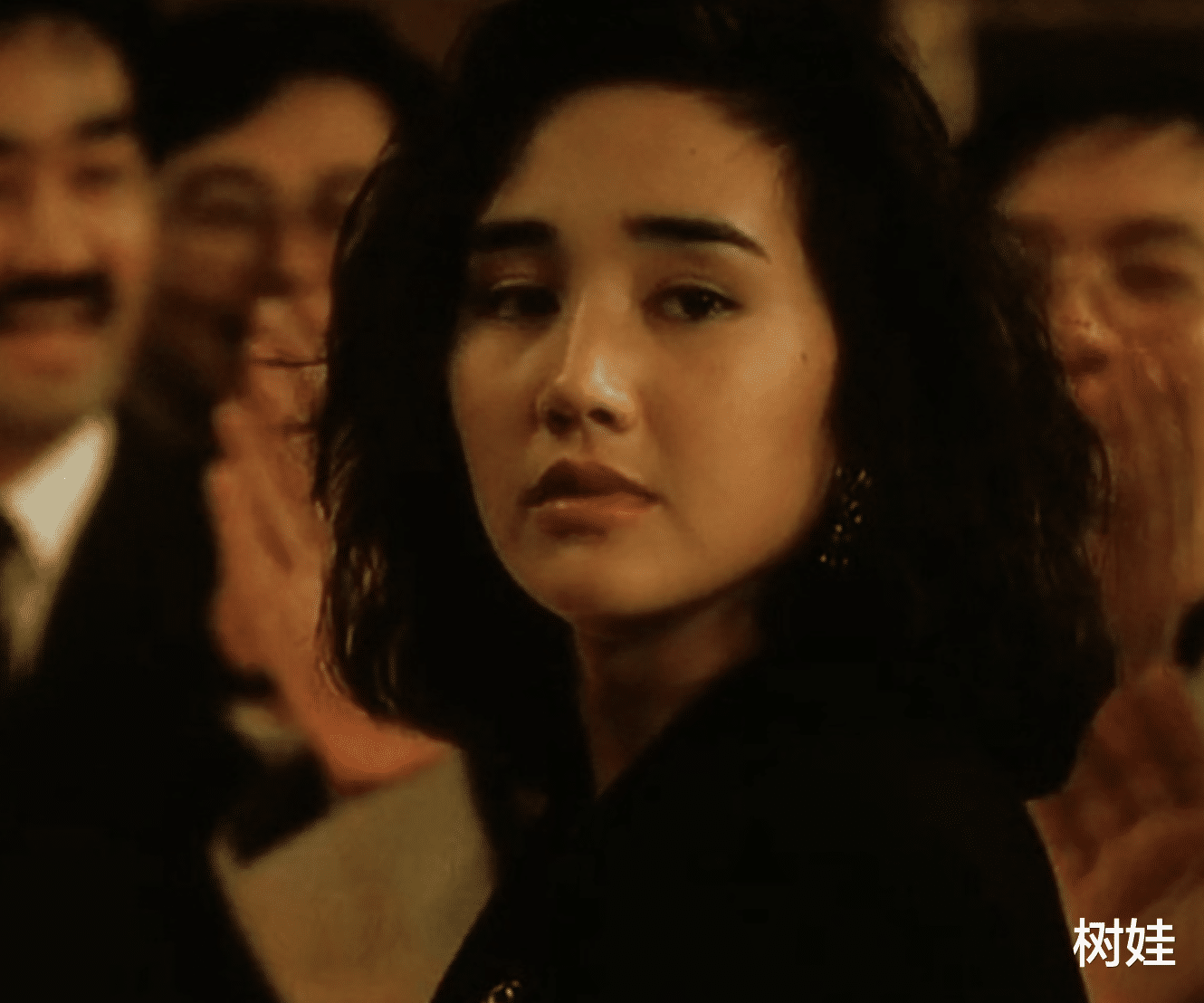 詹姆斯·邦德|柏安妮17岁女儿出道获好评，夺电影新人奖备受鼓舞，颜值不输母亲