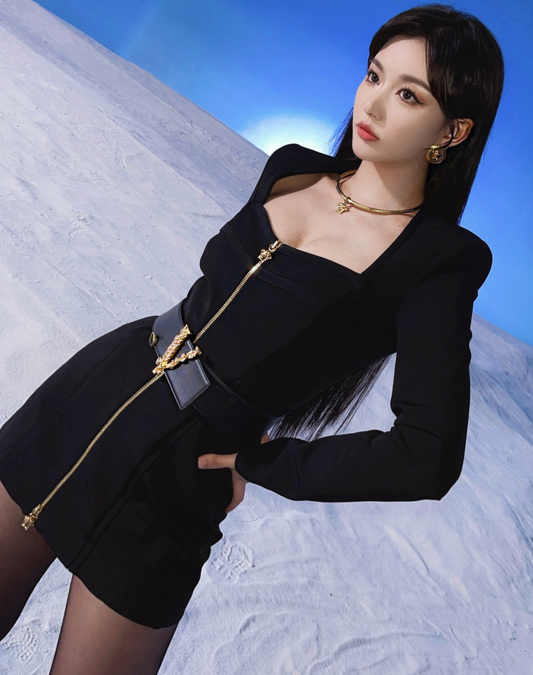 孔雪儿晒性感丝袜照！穿短裙秀傲人长腿，戴金圈项链皮肤雪白