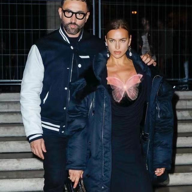 全球时尚风行 超正辣模伊莲娜真会穿！棉袄搭低胸裙挡不住性感，脸蛋只有口罩大