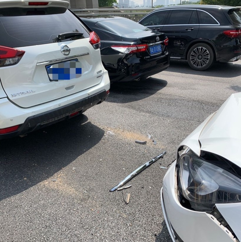 日产奇骏 别克君威马路追尾日产奇骏，看到差距后，奇骏车主：这辈子没见过