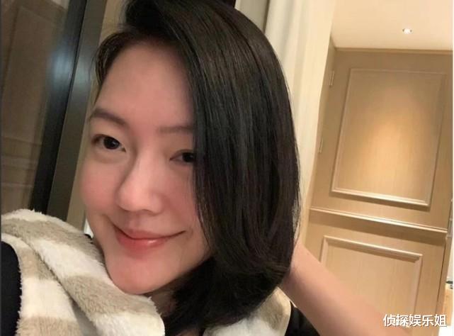 小S|小S与老公许雅钧共赴晚宴，真人优雅又大气，网友赞夫妻俩很恩爱