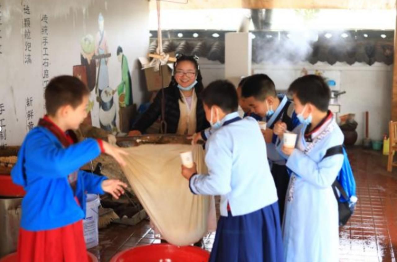 胡了说扒道 武汉市经开区，三角湖小学博学校区，将课堂搬进劳动基地