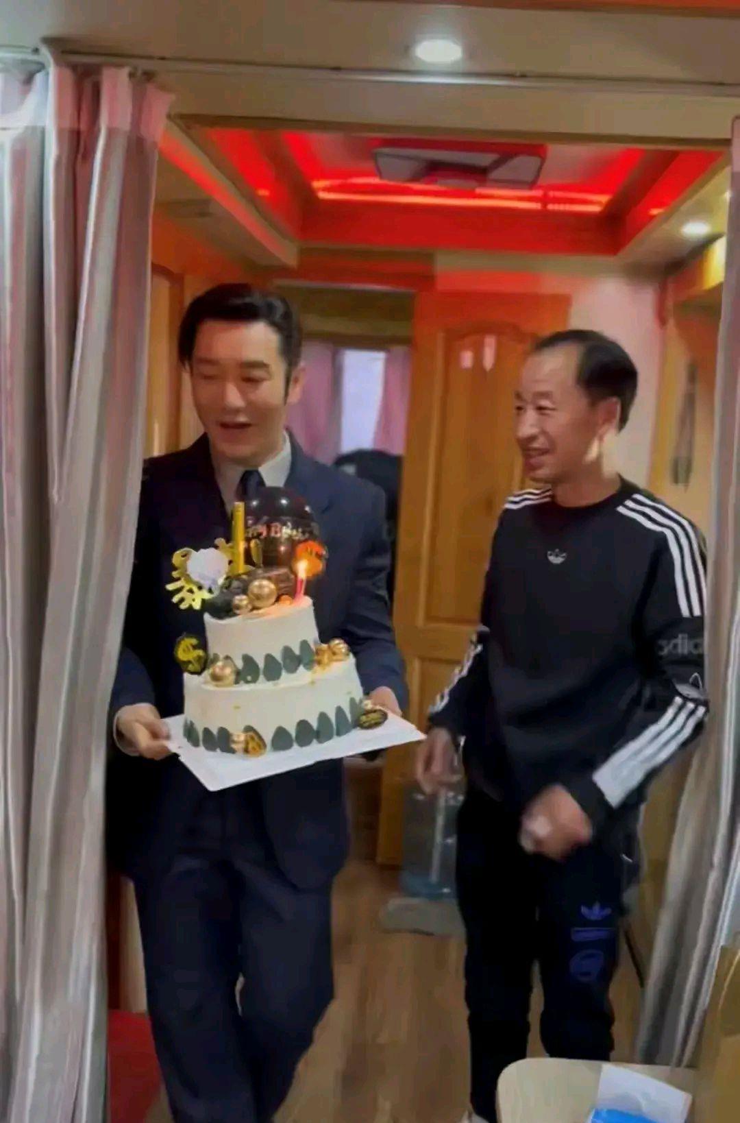 黄晓明|金晨太让人意外了？陈晓发文引网友不满？黄晓明特地为司机庆生？