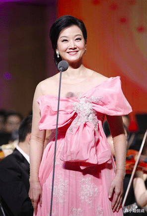 槑小姐侃说 宋祖英年过半百仍藏不住娇嫩感,穿粉色西装清新甜美,真不可思议