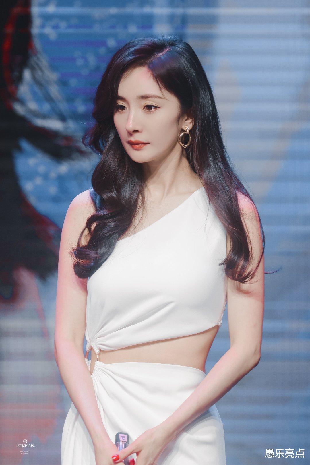 杨幂|杨幂斜肩露腰开叉白裙美炸了