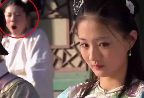 |这明显可以看出耳朵是道具啊，导演是不是以为我们看不出来