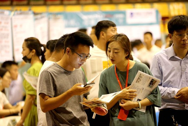大学生|大学生就业困难，工厂却出现“用工荒”，月薪近万的岗位无人问津