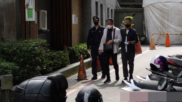 26岁乐手蔡忆凡自杀,父亲被搀扶前往殡仪馆,看不到女儿失声痛哭