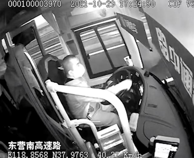 东营一客车司机开车路上突发脑干出血 昏迷前强撑着把车停在应急车道,车上16名乘客无恙