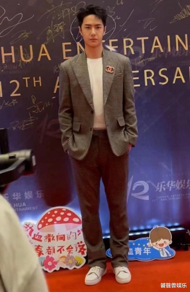 王一博|乐华年会曝红毯图：王一博高冷吴宣仪爱抢镜，孟美岐学院风更胜一筹