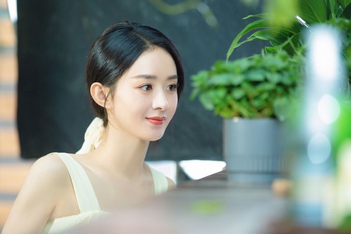 赵丽颖|赵丽颖端午晒九宫格宠粉，穿淡黄长裙出镜，长发飘飘甜味浓