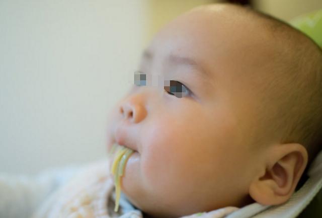 西红柿妈妈|宝宝摄入多少盐分最合适？要分年龄段，一旦超标会危害娃的身体