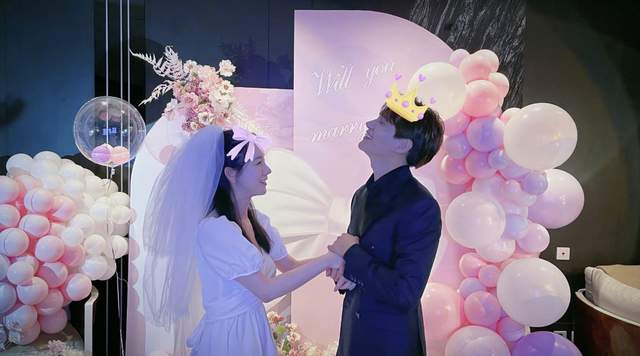 求婚|恭喜！33岁男星官宣求婚成功，与女友当众甜蜜热吻，去年公开恋情