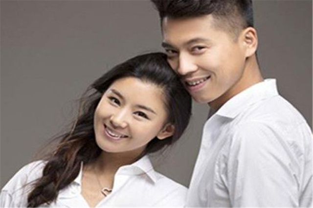 李小萌|从学校走到婚姻，二人恩爱15年，今女方腰身明显被疑怀二胎