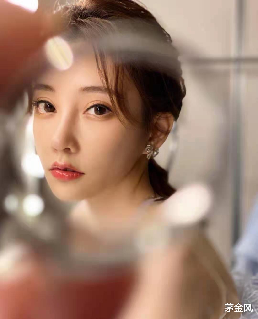 古力娜扎|冯提莫解锁女团新身份，造型装扮成亮点，网友称：有那味了