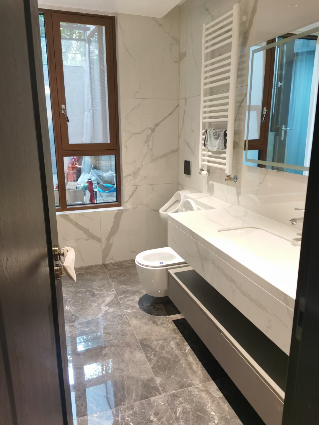 成都麓湖生态城装修快完工了,硬装效果还不错,这花园好舒服