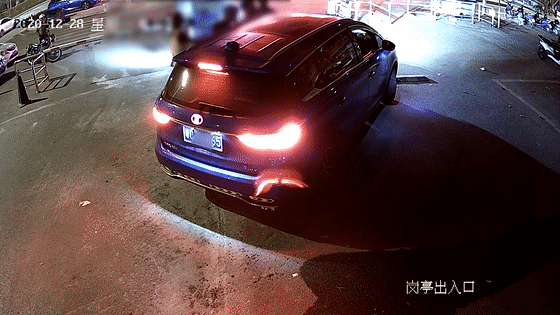 生活报 司机不礼让行人,还下车甩人一巴掌!当晚就被抓走……