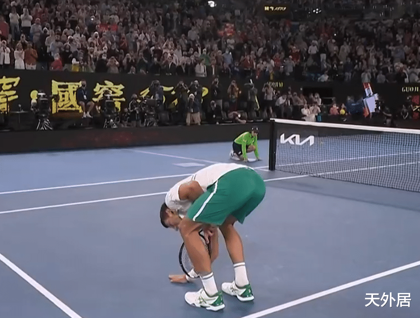 德约科维奇|德约夺冠后倒在场地中央，高举双臂庆祝！拥抱团队时几乎喜极而泣