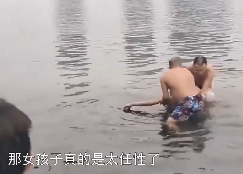 湖南女子和男友吵架跳江轻生冬泳大爷施救,被救后态度令人寒心