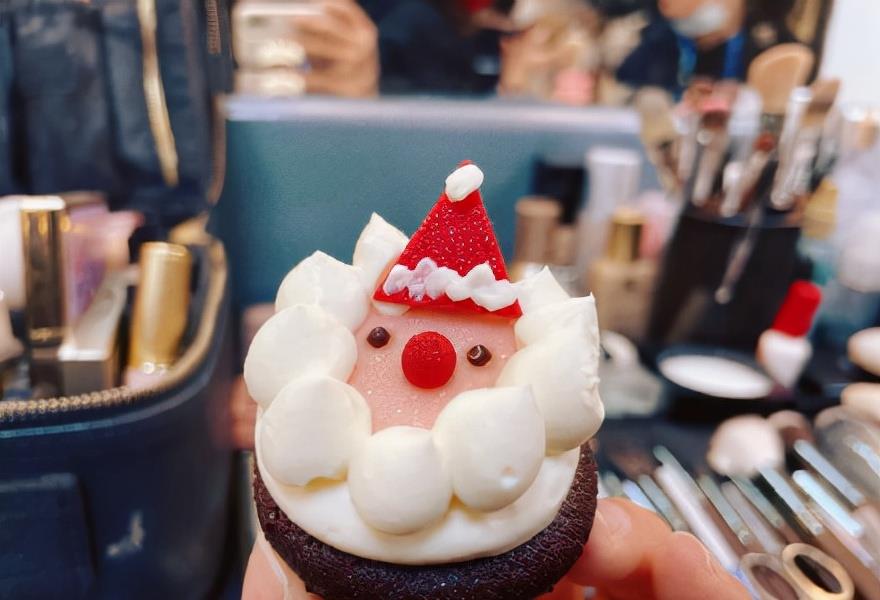 迪丽热巴|《如梦》北京站第2天，肖战请客吃“圣诞版”蛋糕，价钱贵超大方