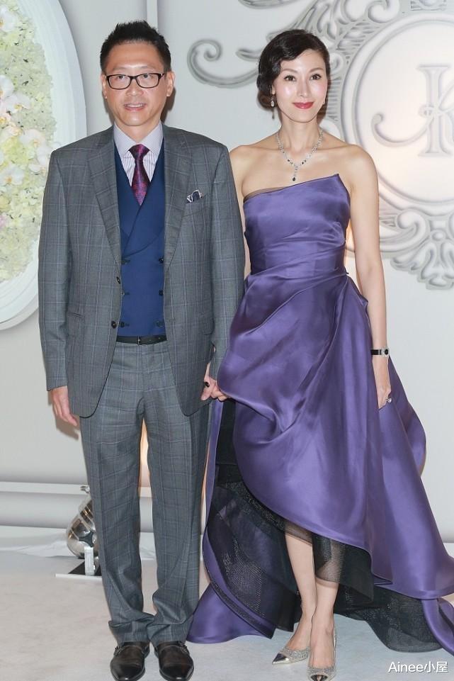 李嘉欣|李嘉欣和老公同框似两代人，穿薄纱裙身形仍妖娆，看得出保养挺好