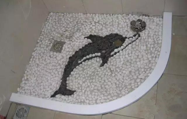 洗澡时你划到过吗?家里有老人、小孩特别注意,这样防滑!