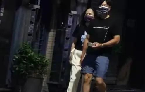 何沐青谈|42岁陈乔恩久违现身“胖若两人”！穿宽松白裤比小9岁男友还壮实