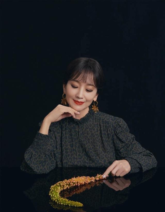 赵雅芝|被赵雅芝的空气八字刘海惊艳到了，时尚感不输年轻人，太显年轻了